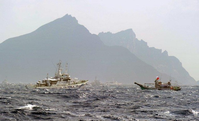 Tàu tuần tra Nhật Bản tiếp cận tàu cá Đài Loan đang tiến tới Senkaku bất hợp pháp.