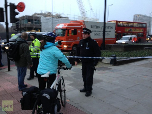 Cảnh sát đã chặn các con đường dẫn tới khu phố Vauxhall sau sự cố.