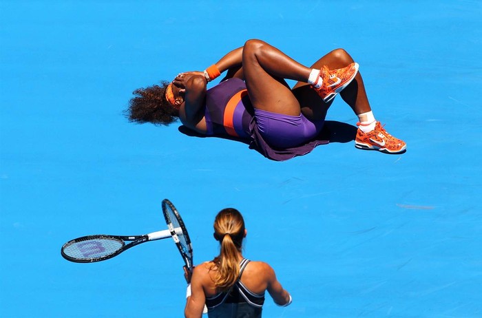 Edina Gallovits-Hall của Romania nhìn Serena Williams nằm lăn trên sân trong trận đấu tại vòng đầu tiên của giải Australia mở rộng năm 2013 ở Melbourne vào ngày 15/1. Williams đã giành chiến thắng sau hai séc đấu với tỷ số 6-0, 6-0.