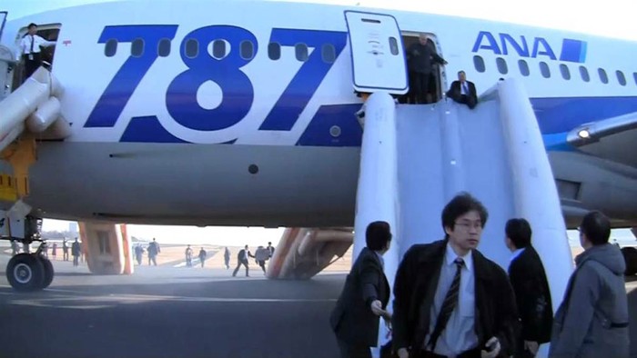 Những hành khách chuẩn bị trượt xuống máng khi được sơ tán khỏi một chiếc Boeing 787 Dreamliner của hãng hàng không All Nippon Airways tại sân bay Takamatsu, Nhật Bản ngày 16/1 sau khi chiếc máy bay phải hạ cánh khẩn cấp vì xuất hiện khói trong buồng lái.