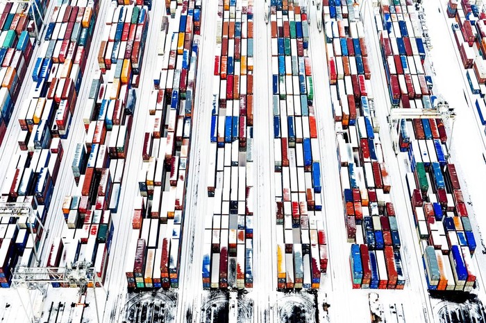 Những chiếc container bị phủ đầy tuyết trắng tại một bến cảng ở Rotterdam, Hà Lan, vào ngày 15/1.