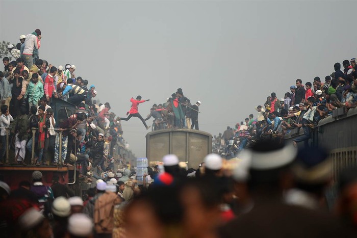 Những tín đồ Hồi giáo chen chúc trên những con tàu đi đến thánh địa Hồi giáo Biswa Ijtema ở Tongi, Bangladesh ngày 13/1.