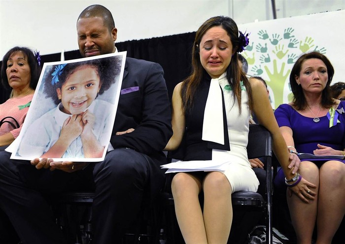 Jimmy Greene (trái) và Nelba Marquez-Greene (giữa) - cha mẹ của nạn nhân vụ xả súng trường học Ana Marquez-Greene - và Nicole Hockley (phải) - mẹ của nạn nhân Dylan Hockley - trong một cuộc họp báo tại Connecticut hôm 14/1.