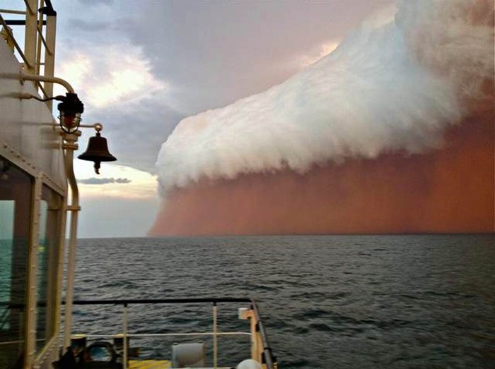 Một trận bão cát khổng lồ lướt nhanh trên đại dương trước một cơn bão khác ở gần Onslow trên bờ biển Tây Úc ngày 9/1.