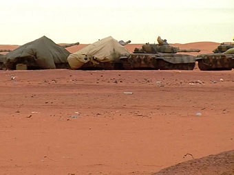 Xe tăng của quân đội Algeria triển khai gần nhà máy khí BP trong hoạt động giải cứu con tin.
