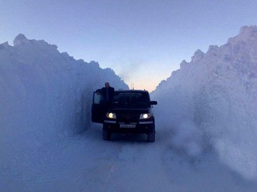 Chính quyền Norilsk buộc phải dùng xe ủi tuyết để mở ra những lối đi như thế này do tuyết rơi dầy kỷ lục bao phủ khắp thành phố chỉ trong một đêm.