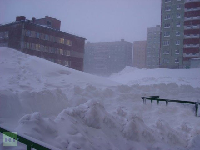 Những đụn tuyết che phủ một khu dân cư tại Norilsk.