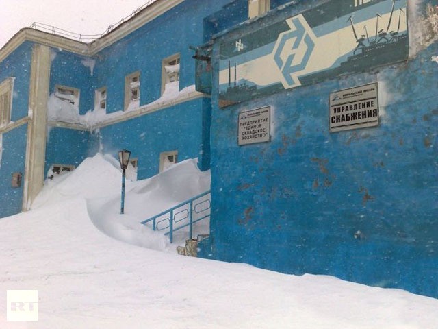 Tuyết mịn như kem phủ kín lối đi dẫn tới một tòa chung cư ở Norilsk.