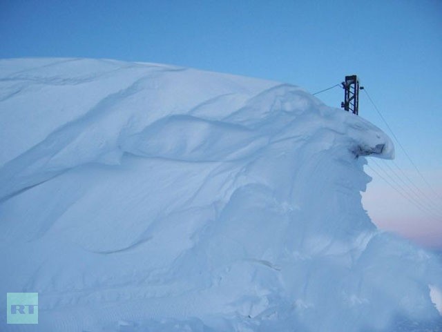 Một đụn tuyết cao gần bằng cột điện tại Norilsk.