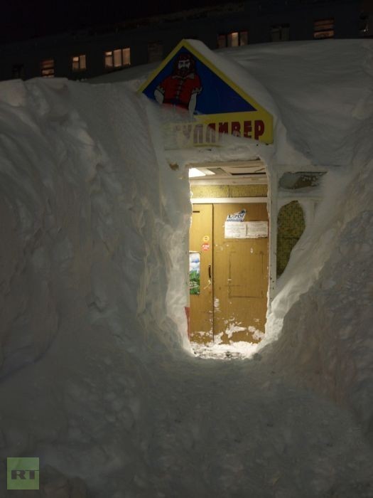 Nhiều gia đình ở Norilsk buộc phải đào hào xuyên qua các đụn tuyết để lấy lối đi như thế này.