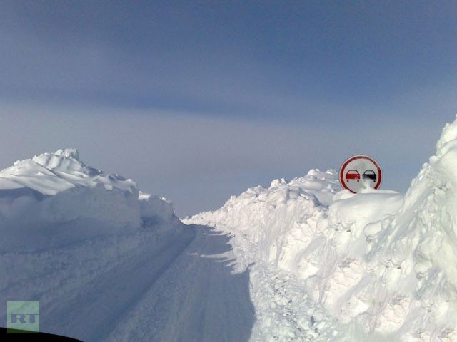 Những con đường xuyên qua "núi" tuyết tại Norilsk.