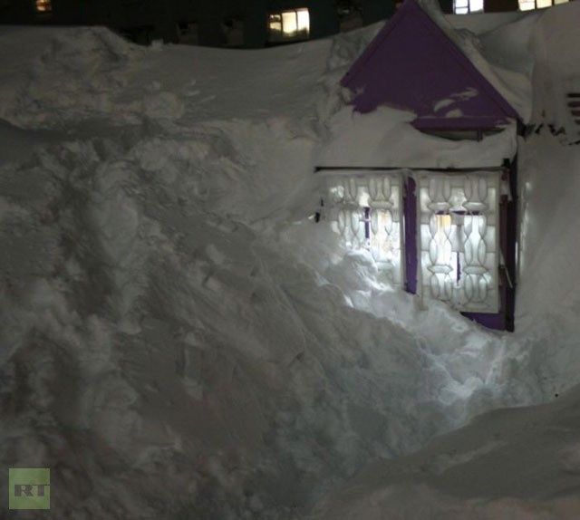 Tuyết phủ kín một ngôi nhà chỉ chừa lại một ô cửa sổ tại Norilsk