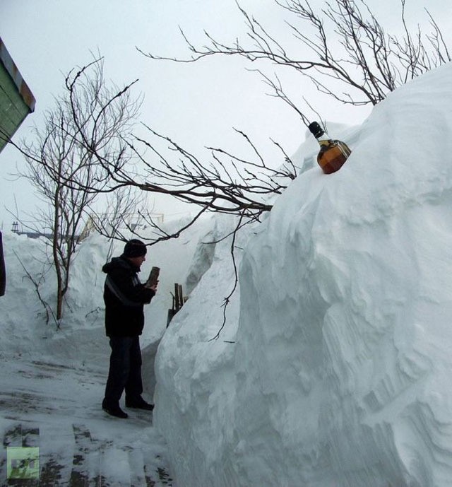 Người dân Norilsk ướp rượu ngay trên đụn tuyết lớn phủ kín nhà họ.