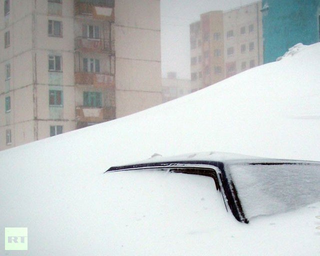 Một đụn tuyết "nuốt" xe hơi tại Norilsk.