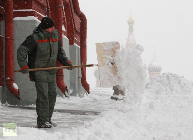 Công nhân xúc tuyết khơi thông đường phố tại Moscow.