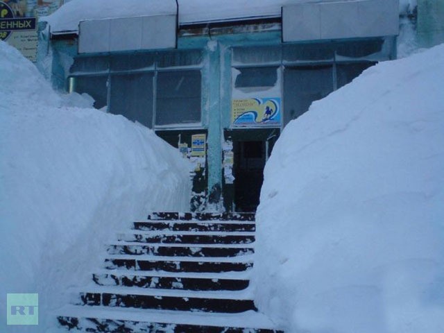 Một lối vào tòa nhà ở Norilsk đã được khơi thông.