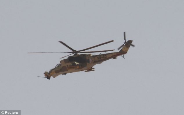 Trực thăng quân đội Algeria bay trên In Amenas.