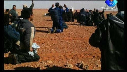 Hình ảnh đầu tiên về các con tin bị những kẻ khủng bố khống chế được phát sóng trên truyền hình Algeria.