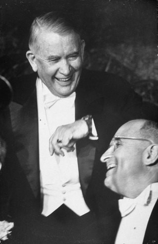 Tổng thống Truman cười vui vẻ với cấp phó Barkley trong bữa tiệc nhậm chức của ông.