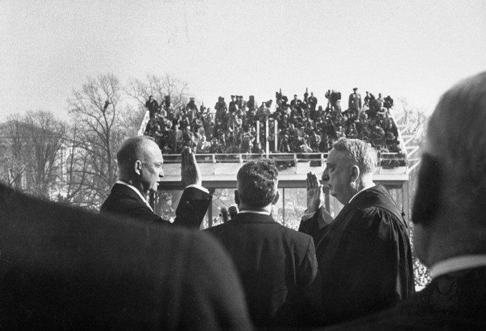 Dwight D. Eisenhower tuyên thệ nhậm chức với Chánh án Fred M. Vinson năm 1953.