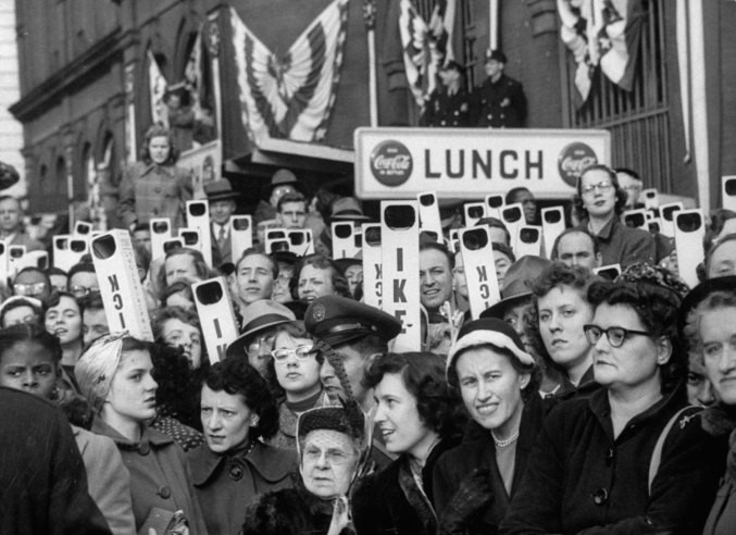 Đám đông dân chúng chen chúc đứng xem lễ nhậm chức của Tổng thống Eisenhower năm 1953.