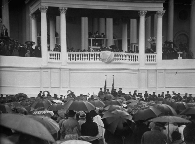 Đám đông 40.000 người đứng trong mưa chứng kiến lễ nhậm chức của Franklin D. Roosevelt năm 1933.