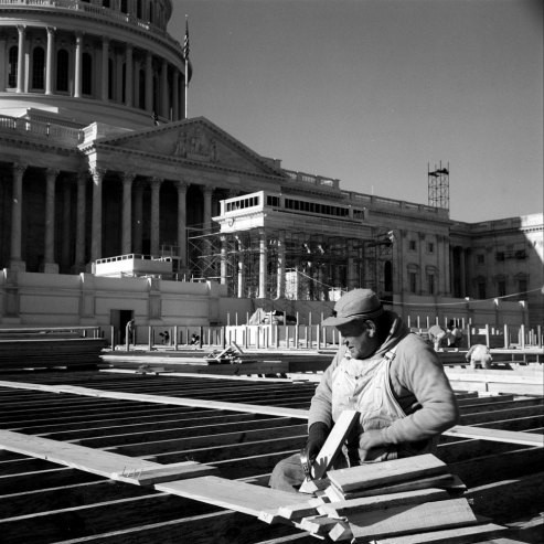 Một công nhân xây dựng đứng xem lễ nhậm chức của Tổng thống John F. Kennedy năm 1961.