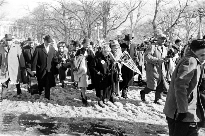 Người dân háo hức tham gia lễ nhậm chức của Tổng thống Kennedy năm 1961.