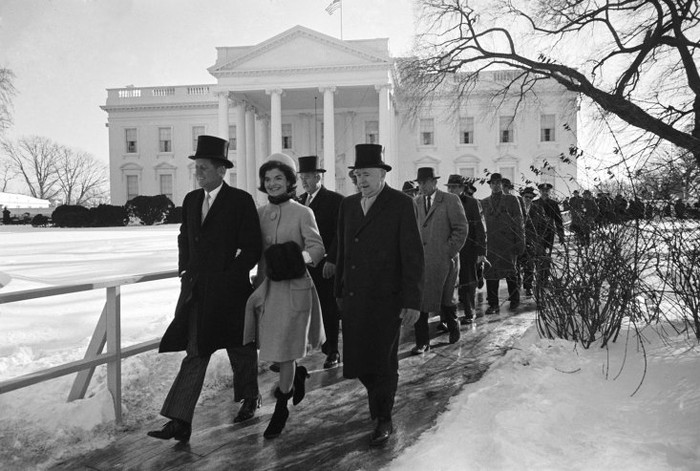 John F. Kennedy và phu nhân Jackie đi bộ đến khán đài trong lễ nhậm chức năm 1961.