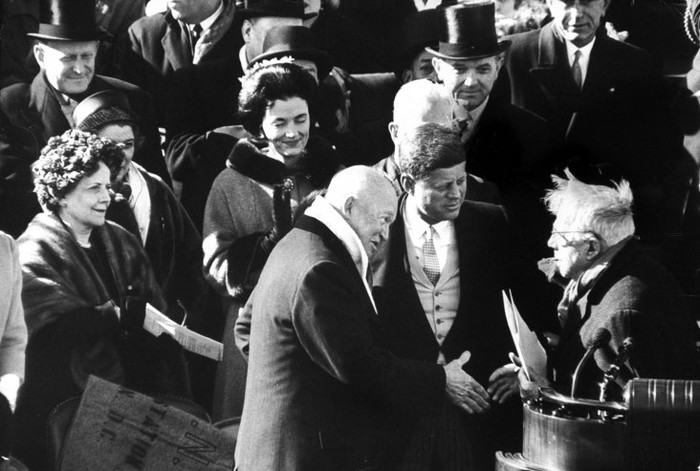 Dwight Eisenhower bắt tay nhà thơ Robert Frost sau khi Frost đọc một bài thơ của ông tại lễ nhậm chức của Tổng thống John F. Kennedy năm 1961.