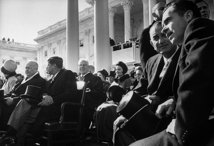 Tổng thống Kennedy (thứ 3 từ trái sang) trong lễ nhậm chức năm 1961 cùng cựu Tổng thống Eisenhower.