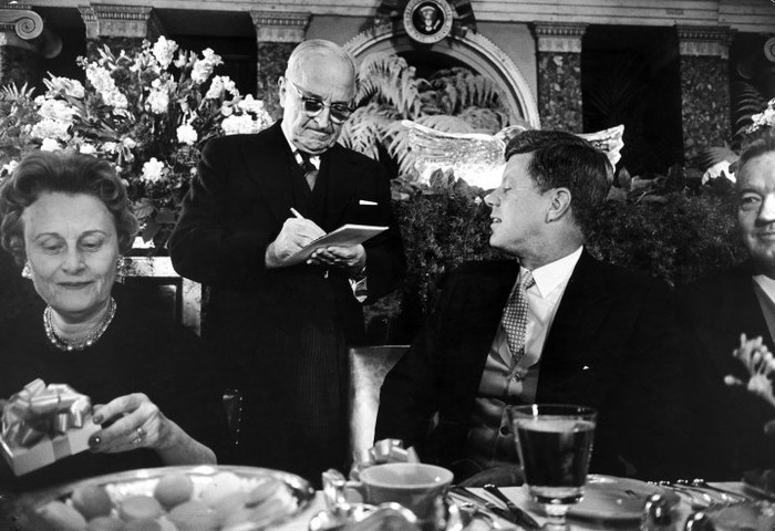 Tổng thống Kennedy xin chữ ký của cựu Tổng thống Truman trong bữa tiệc trưa tại lễ nhậm chức của ông năm 1961.