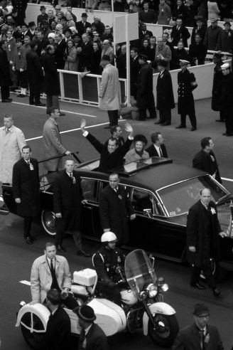 Tổng thống Nixon vẫy tay chào người dân 2 bên đường từ chiếc limousine trong lễ nhậm chức năm 1969.
