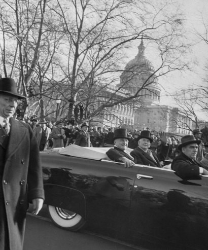 Harry Truman (trái) cùng Phó Tổng thống Alben Barkley trong cuộc diễu hành tại lễ nhậm chức năm 1949.