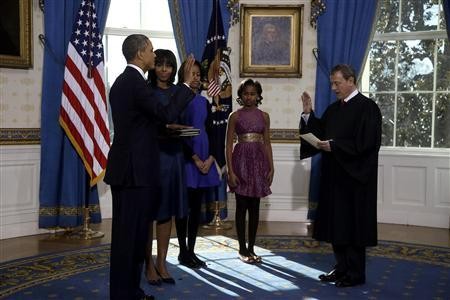 Ông Obama tuyên thệ nhậm chức với sự chứng kiến của Đệ nhất phu nhân và hai con gái cùng một số người khác.