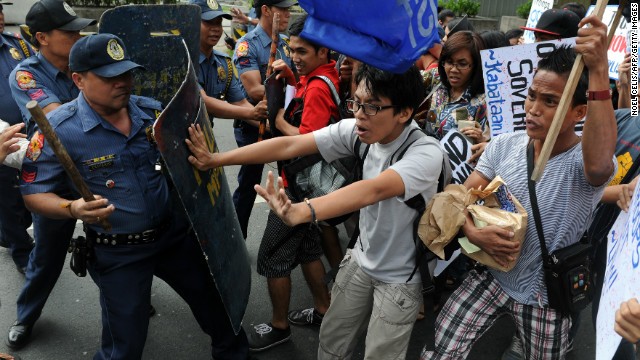 Người Philippines biểu tình đụng độ với cảnh sát hôm 20/1 tại Manila nhằm phản đối vụ tàu quét mìn Mỹ bị mắc kẹt ngoài khơi nước này.