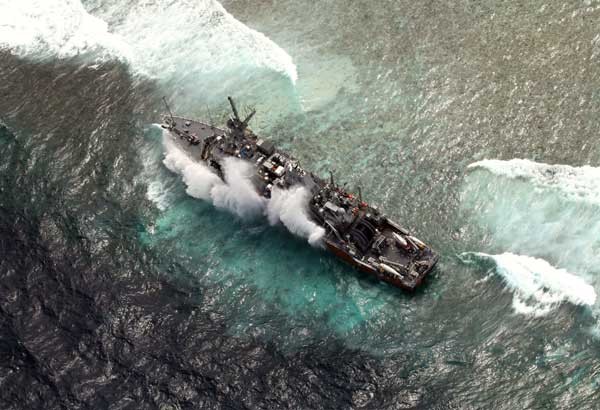 Những con sóng lớn đang đẩy tàu USS The Guardian đi xa khỏi vị trí mắc cạn ban đầu càng làm dấy lên mối lo ngại về các tác động của nó tới môi trường tự nhiên.