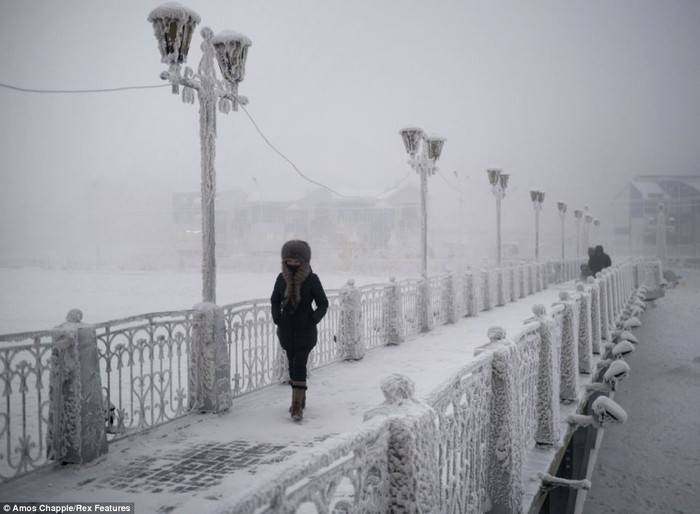 Một cây cầu bị đóng băng trong làng Yakutsk.