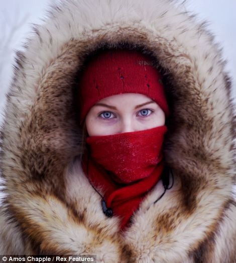Một khi muốn ra ngoài người dân làng đều phải che kín cả mặt như thế này nếu không muốn bị đóng băng.