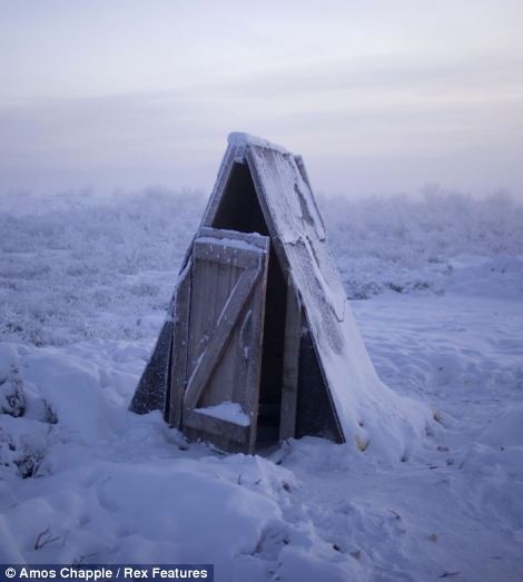 Một nhà vệ sinh ngoài trời tại làng Oymyakon. Tất cả các nhà vệ sinh trong làng đều được đặt ở ngoài trời.
