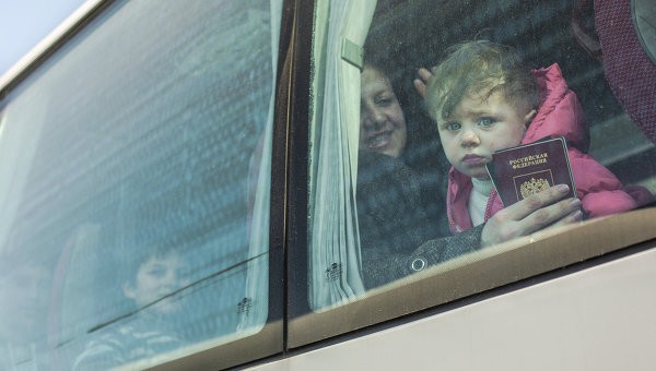 Các công dân Nga trên xe bus tới Beirut để lên máy bay trở về nước.