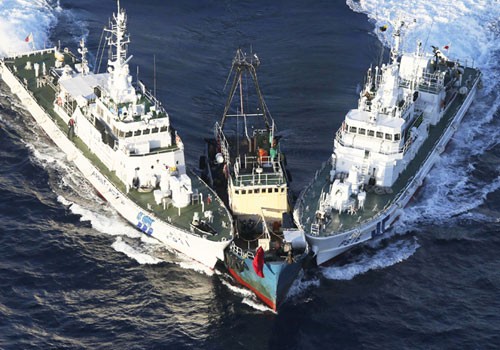 2 chiếc tàu Cảnh sát biển Nhật Bản đối phó với 1 tàu cá Trung Quốc chở 14 người Hồng Kông liều lĩnh xông vào nhóm đảo Senkaku hồi năm ngoái.