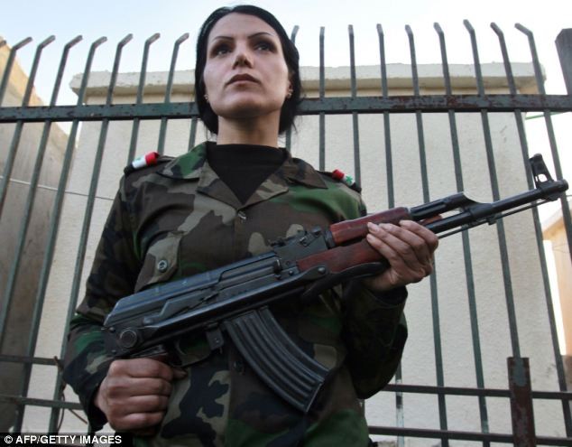 Một nữ nhân viên an ninh Syria tại trung tâm đào tạo ở Wadi al-Dahab.
