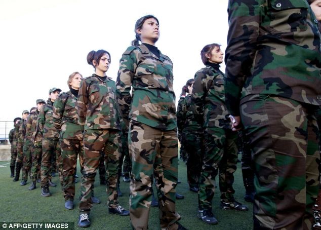 Các nữ quân nhân tại trường huấn luyện.