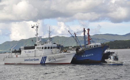 Tàu tuần tra Nhậ Bản áp sát một tàu cá Trung Quốc bị bắt khi đang đánh bắt trái phép trong vùng biển đặc quyền kinh tế của Nhật Bản.