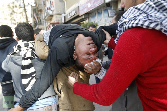 Một người biểu tình Ai Cập bị thương trong cuộc đụng độ với cảnh sát chống bạo động ở Quảng trường Tahrir ngày 25 tháng 1 năm 2013
