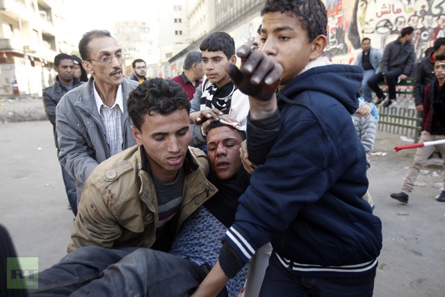 Một người biểu tình bị thương trong cuộc đụng độ với cảnh sát chống bạo động ở Quảng trường Tahrir vào ngày 25 Tháng 1 năm 2013