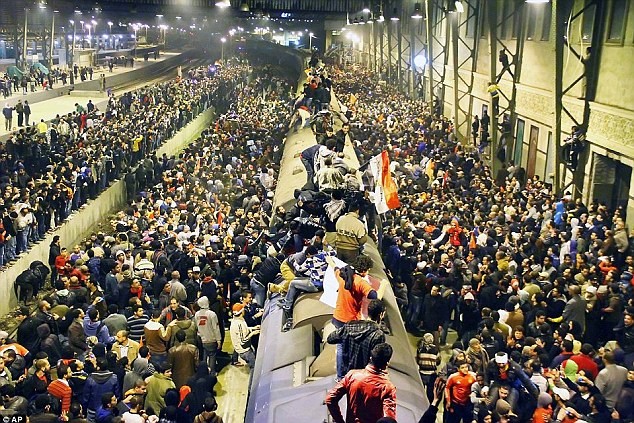 Đám đông người hâm mộ tìm cách thoát khỏi sân vận động trong cuộc bạo loạn hồi tháng 2 năm ngoái.