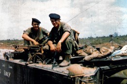 Ông Hagel (phải) cùng em trai tại Việt Nam năm 1968.