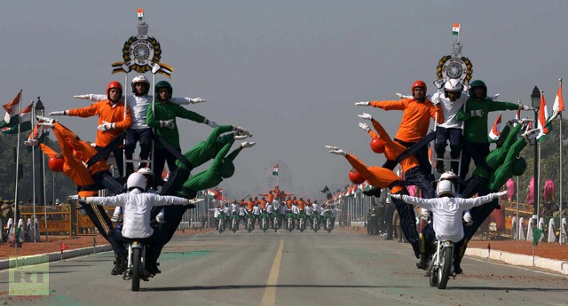 Lực lượng an ninh Ấn Độ trình diễn màn đi xe máy mạo hiểm.